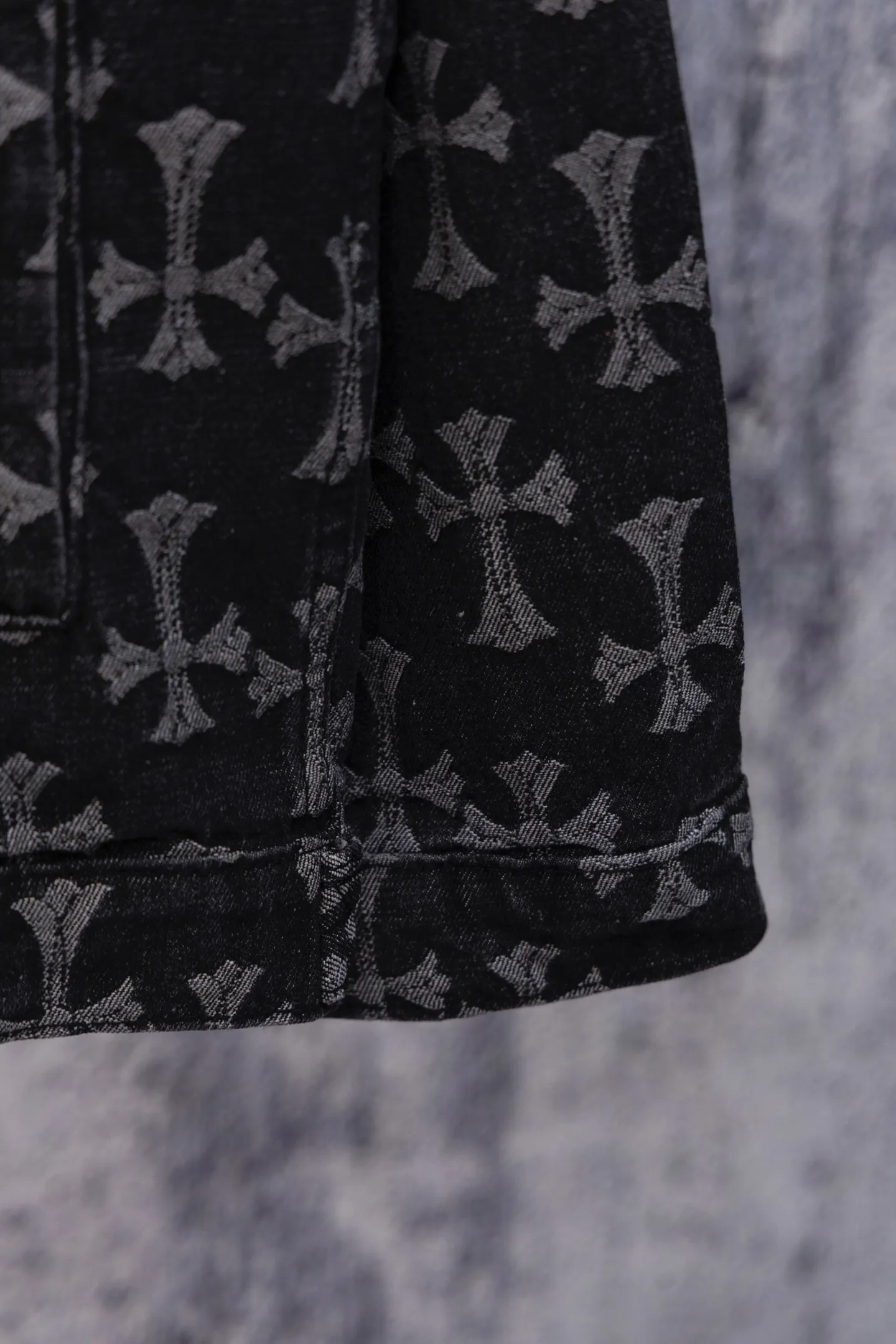 P240 Chrome Hearts CH Chrome Hearts double-sided all-over LOGO jacquard dark pattern heavy-duty denim jacket jeans denim suit same style as the Internet celebrity star's cross-printed denim jacket jeans, the unique cross design element plus all-over printing, full of design sense. It is made of 100% denim cotton fabric with heavy coarse yarn count, which ensures a stiff and tough silhouette while being soft, comfortable and breathable. The lapel is designed with silver buttons and is full of texture. The classic white cross logo is all over the dress, making it a perfect versatile style for spring and summer! Customized jacquard fabric, you can wear it in various styles. This gender-neutral shirt is a must-have for nightclubs. It can be worn as a jacket for both men and women. It can be easily worn by both men and women! The original loose version is made of high-quality pure cotton fabrics. The fabric pattern is high-definition and delicate without burrs. It is comfortable and breathable to wear. All the buttons are molded and customized. It is casual and fashionable and can be matched with any bottoms. It can be windproof and sunproof in spring and summer. It can be worn outside in autumn and winter! Easily concave shape makes you look slimmer and taller, perfect for both men and women! Color: Black Blue Size: Jacket S-XL Pants 28-36